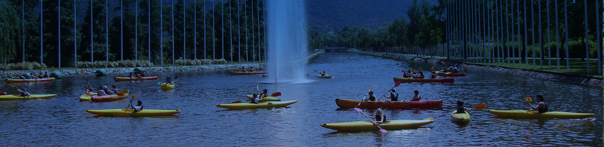 Muchas canoas en el lago