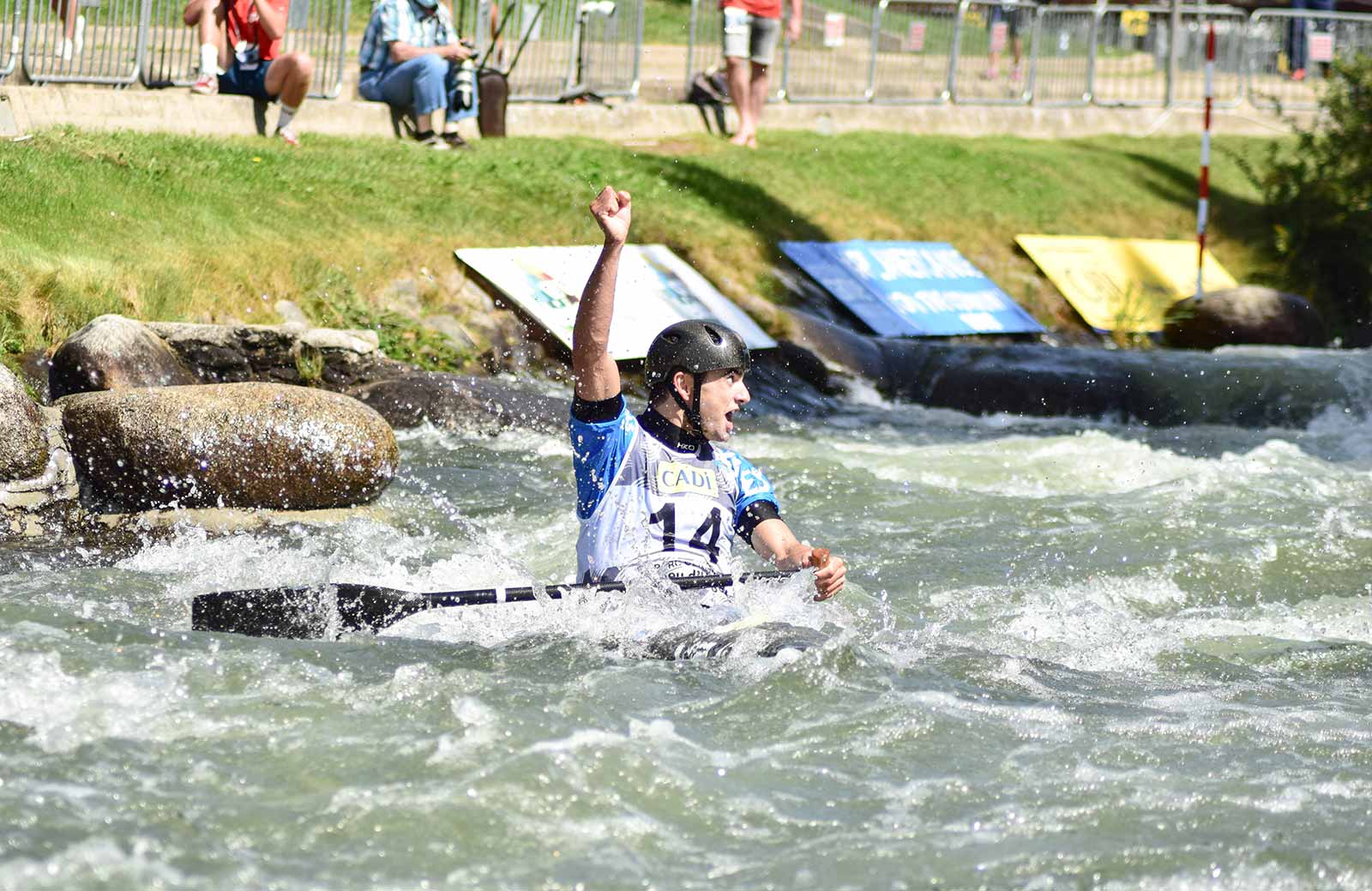 Hombre haciendo Kayak