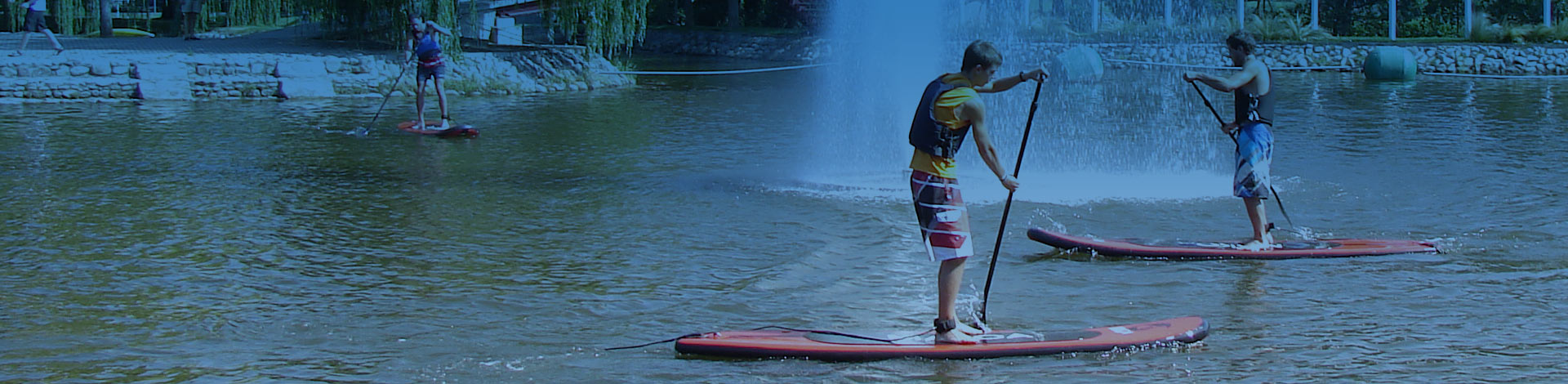 Personas de pie en las tavolas de surf